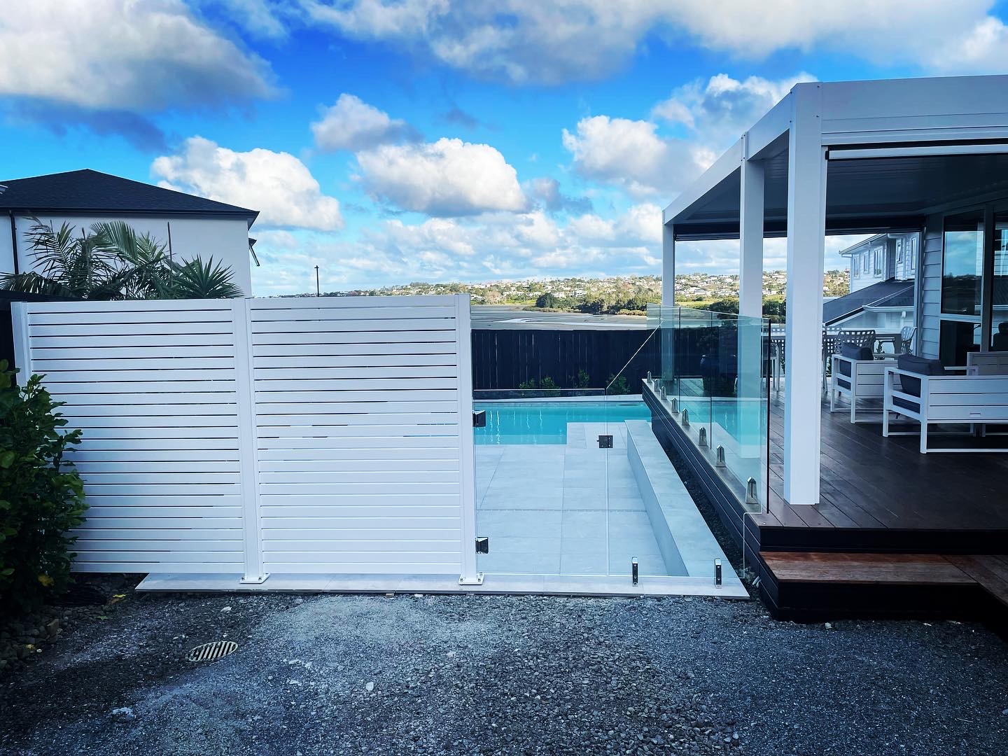 Aluminium balustrade Auckland — deck and staircase